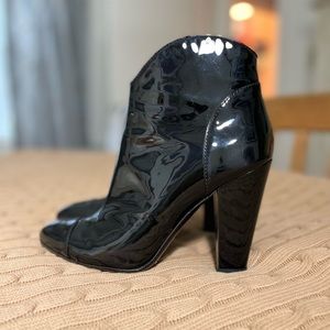 Authentic BURBERRY western-inspired black patent leather ankle boots. Size 38.5